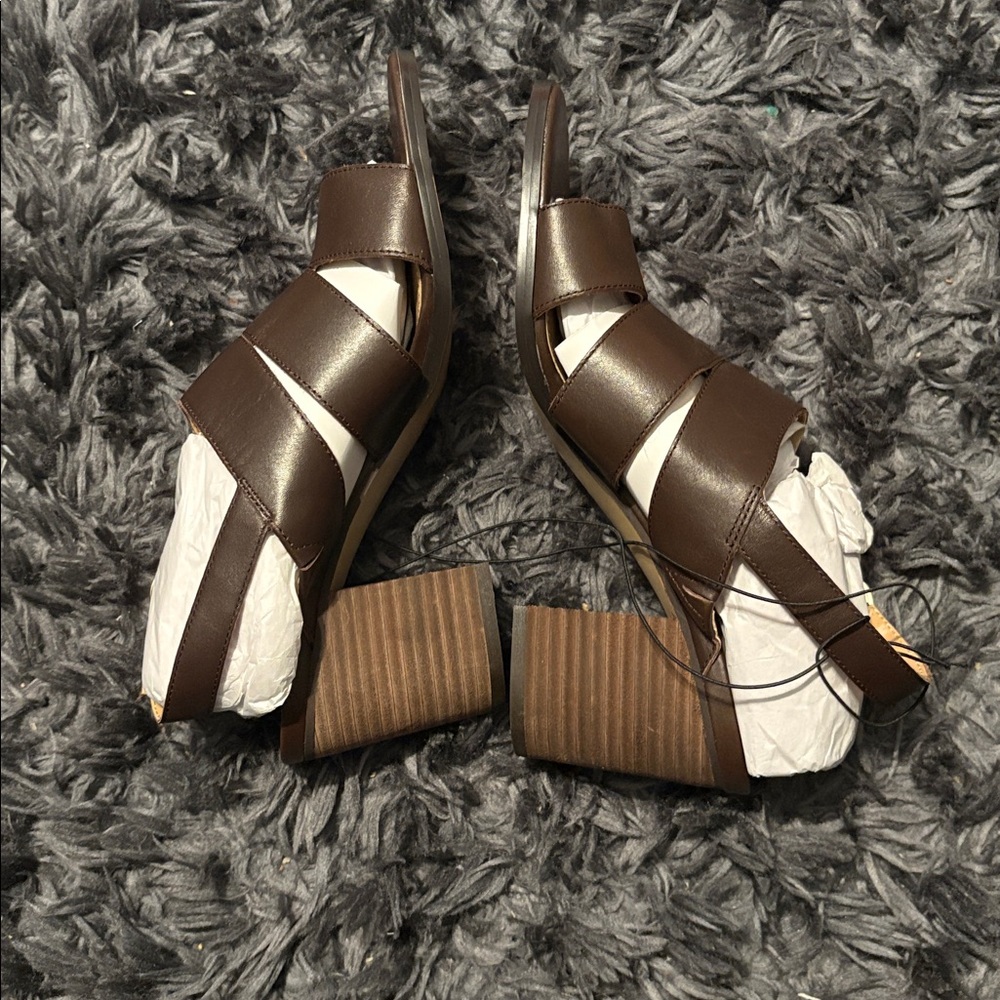 VIOLET & RED
Tamyra Heel - Picture 4 of 4
